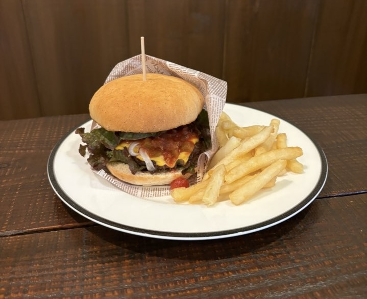 Fields Cafe & ENGLISH アボカドサルサチーズバーガー