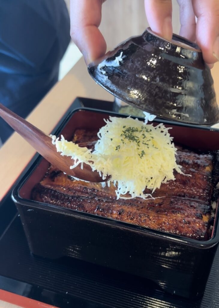 ふわとろ鰻の丸やす(豊田市) 鰻重にバター乗せる