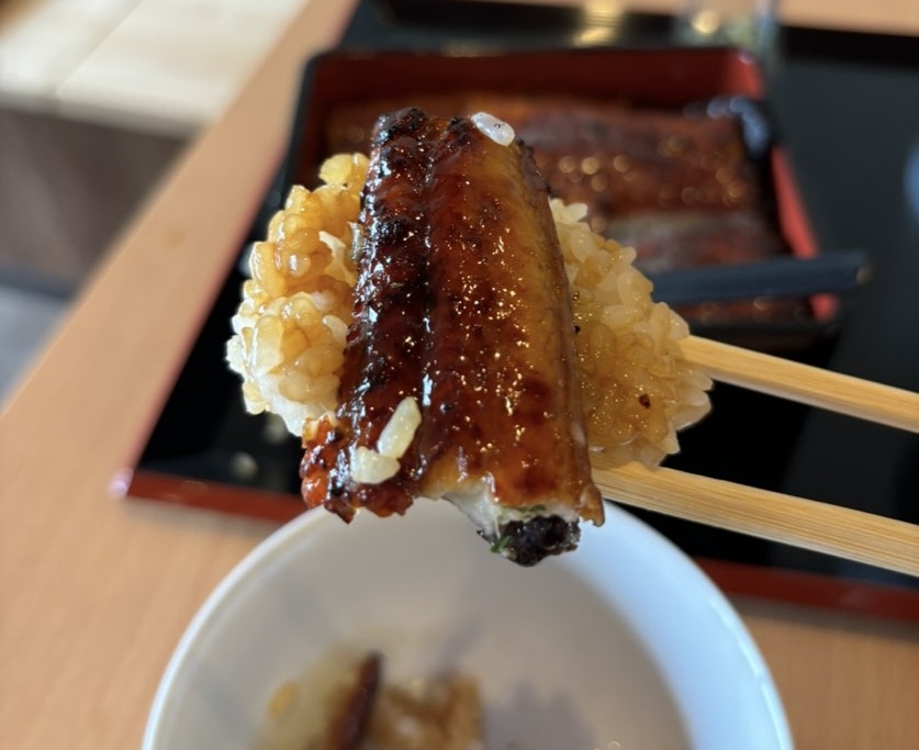 ふわとろ鰻の丸やす(豊田市) 鰻重一口