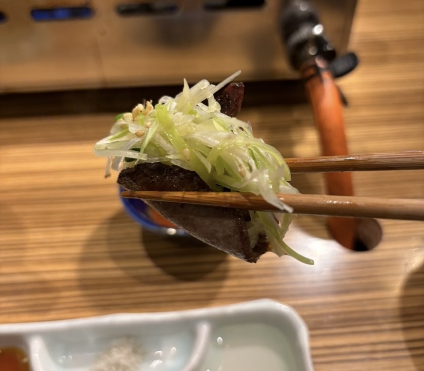 焼肉ホルモンせがれ ネギ塩タン一口
