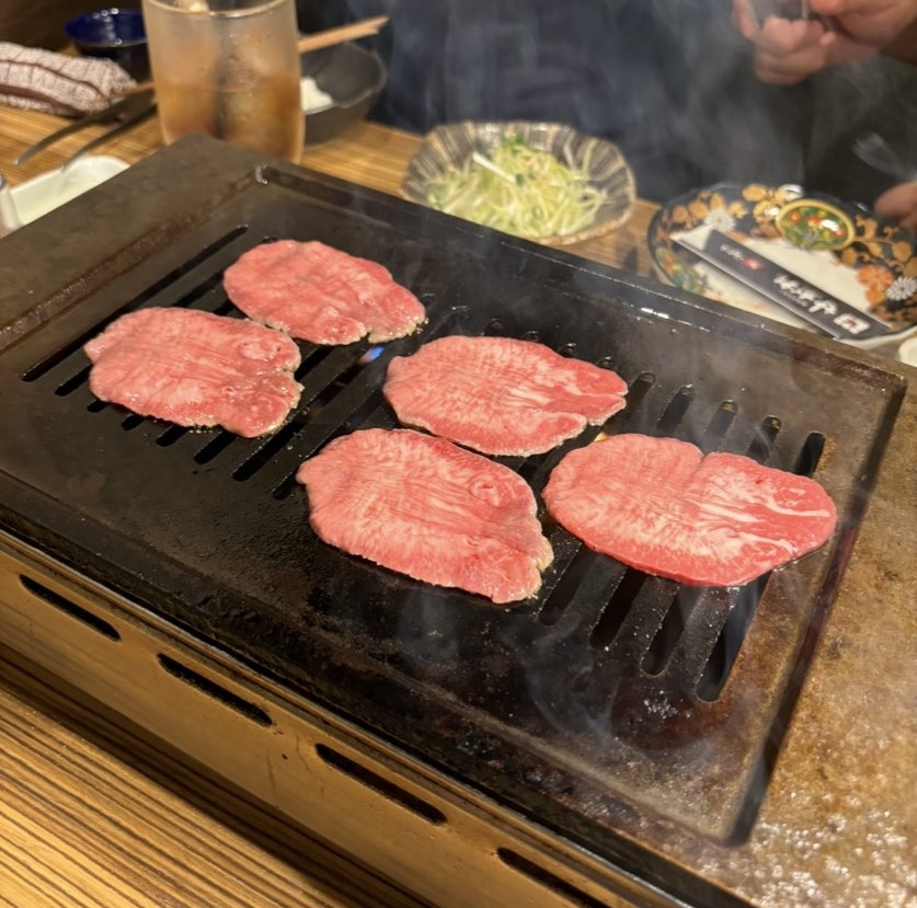 焼肉ホルモンせがれ タンを焼いてる