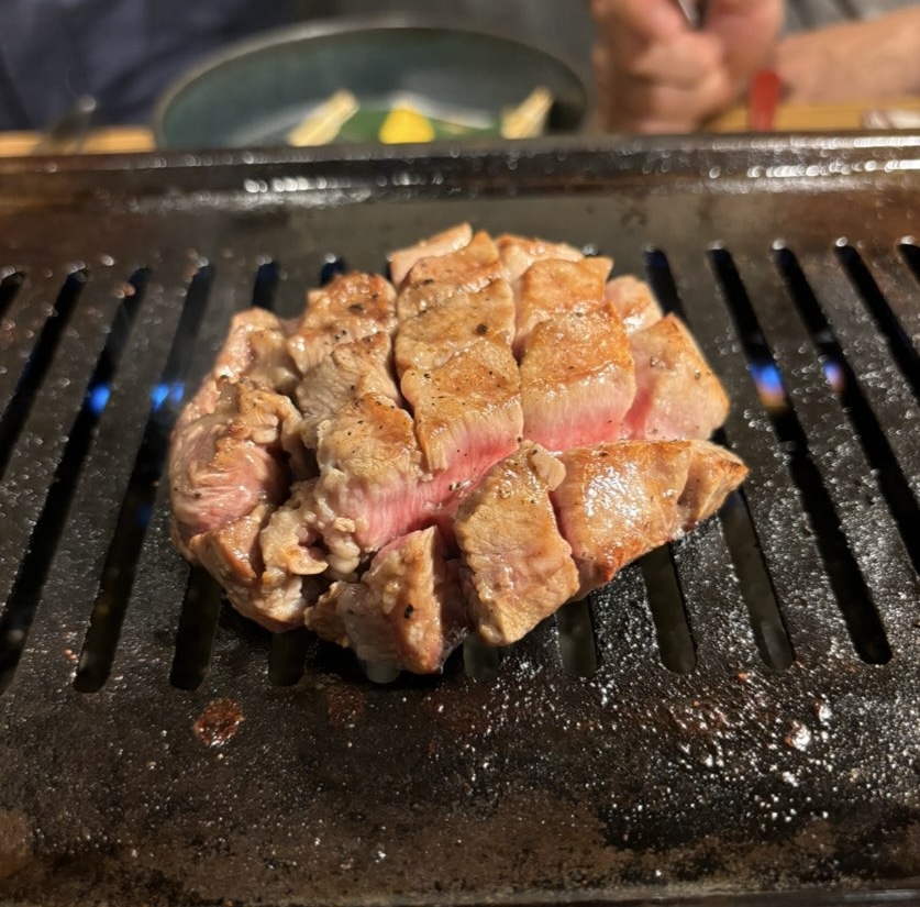 焼肉ホルモンせがれ 黒毛和牛花咲タン 焼いてる状態