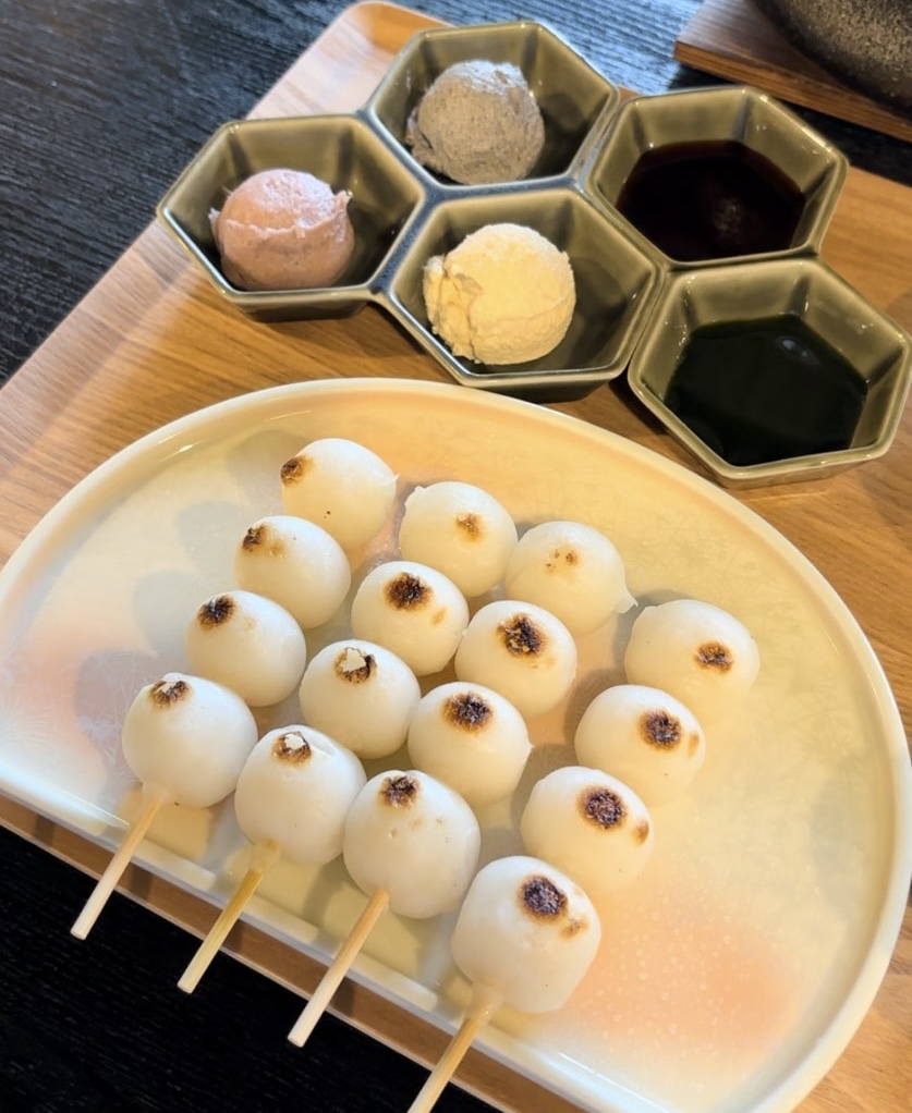自然薯茶屋（瀬戸市）　団子と5種類のタレ