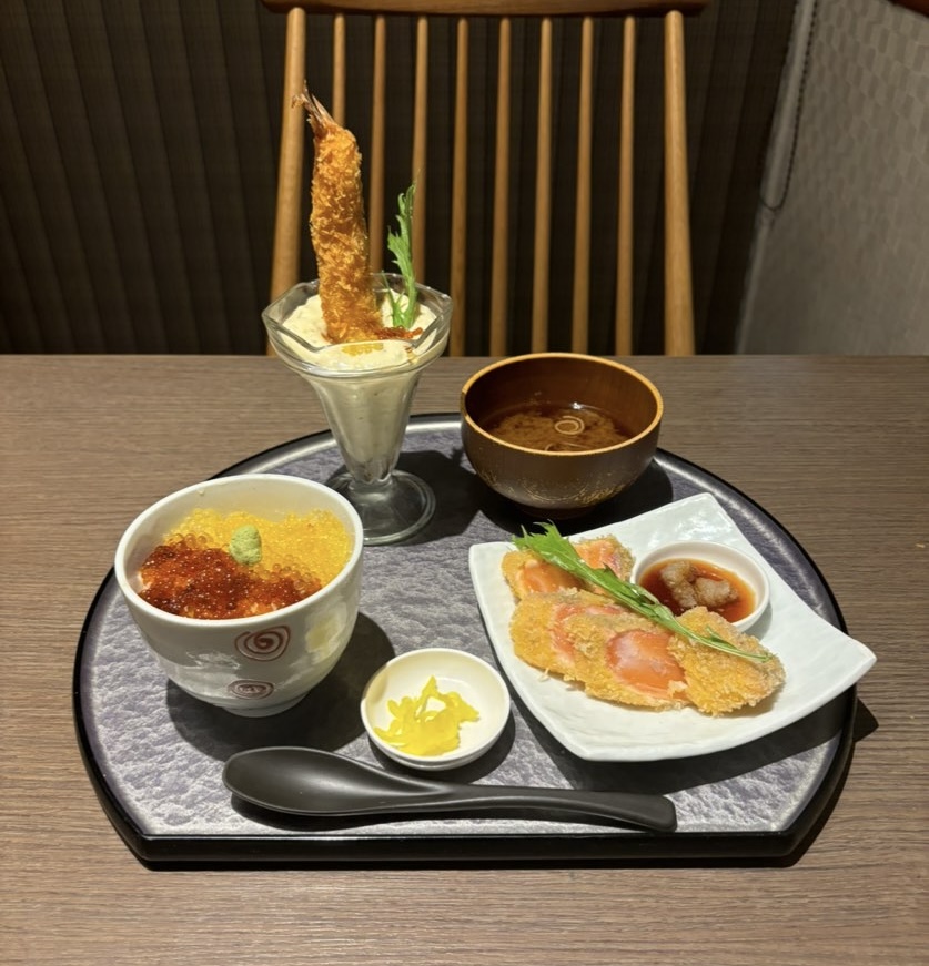 三代目ふらり寿司&お台所ふらり 豊田店 サーモン、えび、いくら尽くしセット