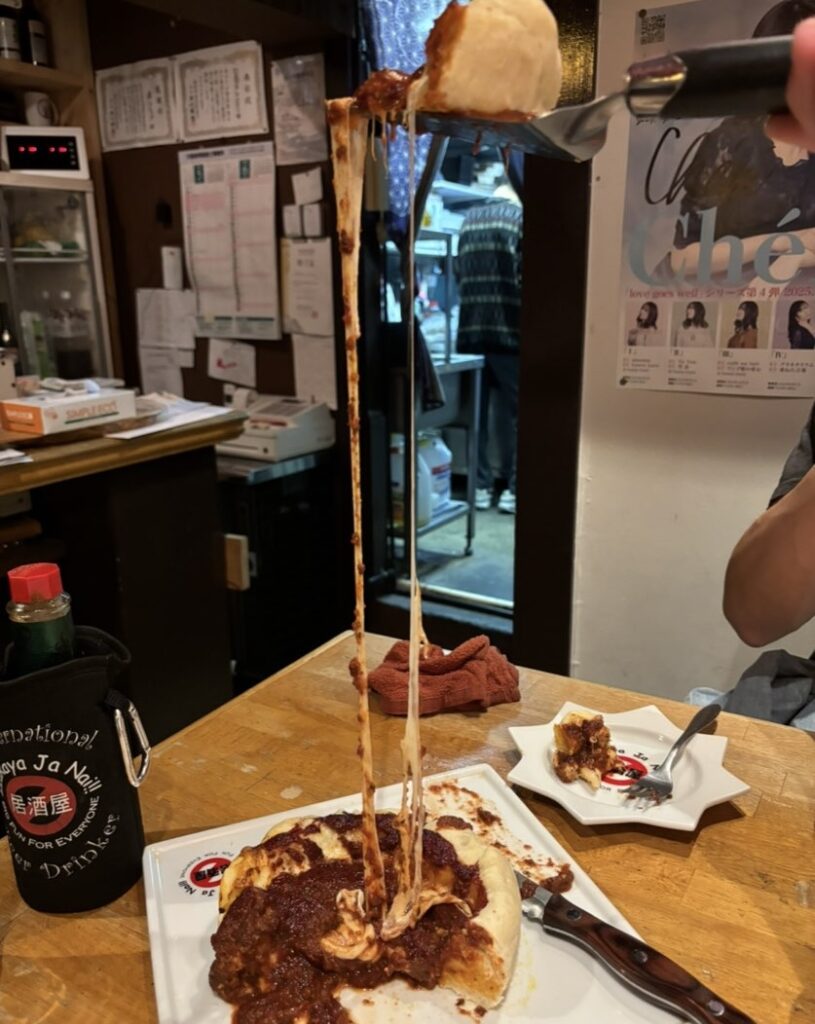 イザカヤ・ジャ・ナイ(岡崎市) シカゴピザのチーズ
