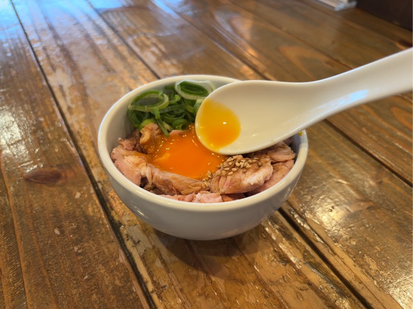 鶏そば まくる(豊田市) レアチャーシュー丼の卵黄割り