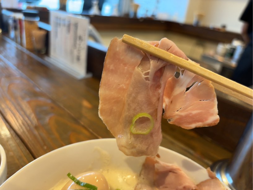 鶏そば まくる(豊田市) 鶏そばのレアチャーシュー一口