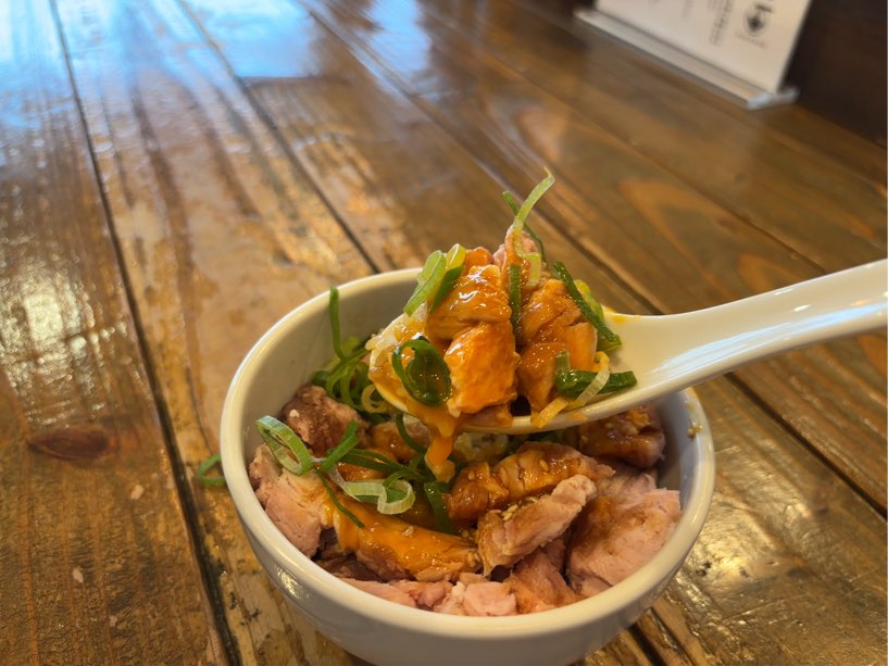 鶏そば まくる(豊田市) チャーシュー丼一口