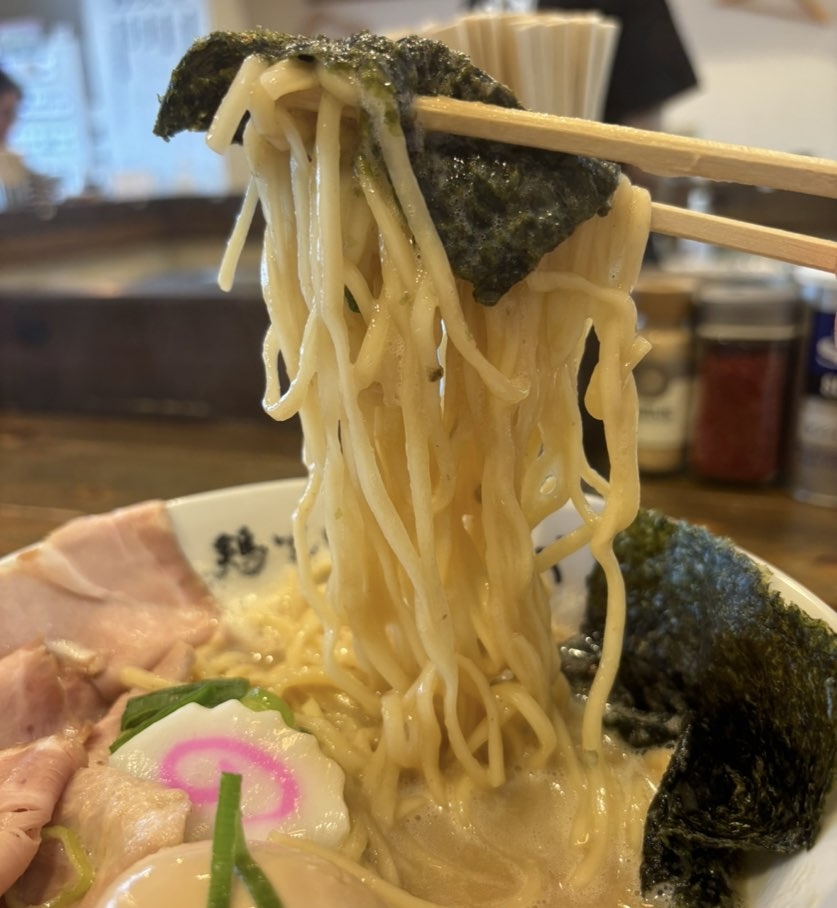 鶏そば まくる(豊田市) 鶏そばの麺一口