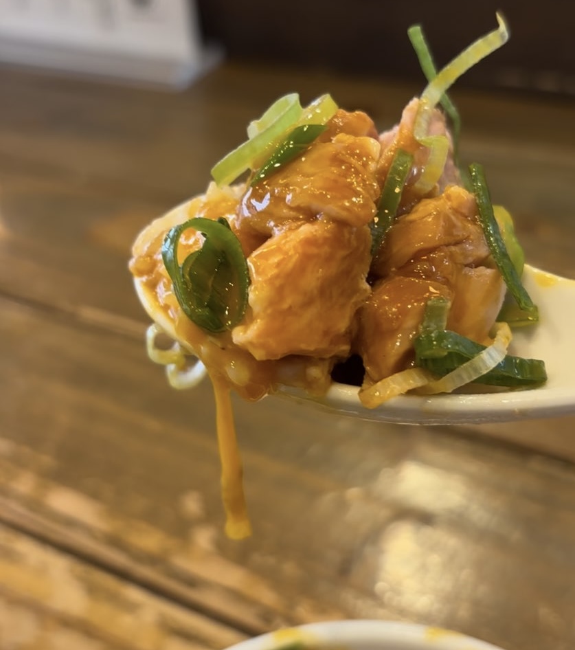 鶏そば まくる(豊田市) チャーシュー丼一口