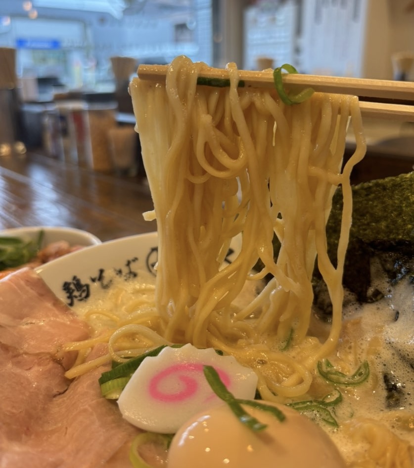鶏そば まくる(豊田市) 鶏そばの麺一口