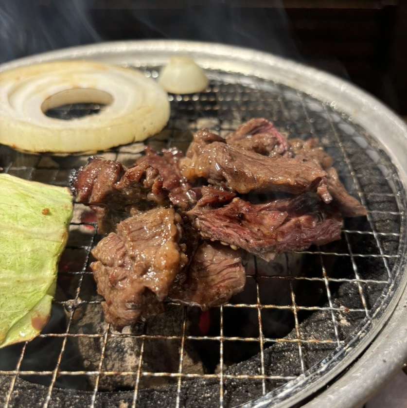 飛騨牛焼肉 牛ざんまい豊田元宮店 ダイヤモンドカットステーキをカットしてる