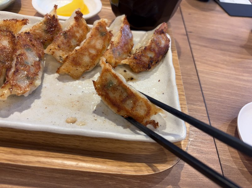 クニトリ食堂(豊田市) 胡椒で餃子を食べる