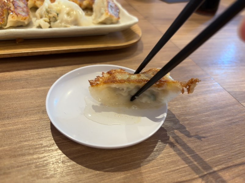 クニトリ食堂(豊田市) 肉汁餃子一口
