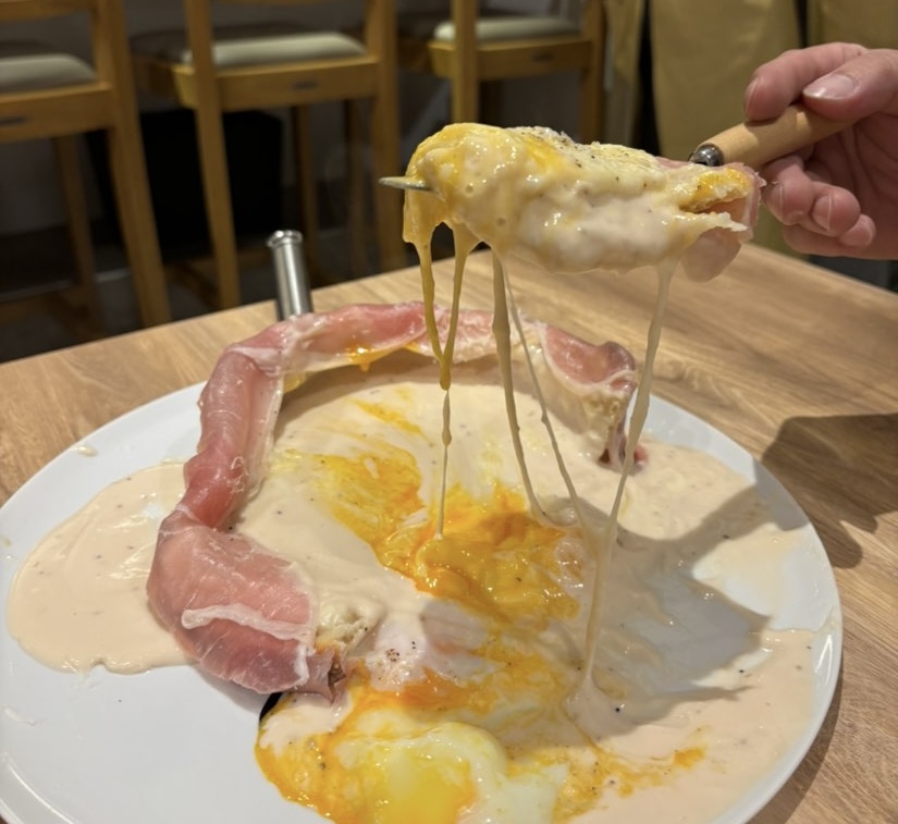 原価ビストロチーズプラス 刈谷店 温玉生ハムシカゴピザ