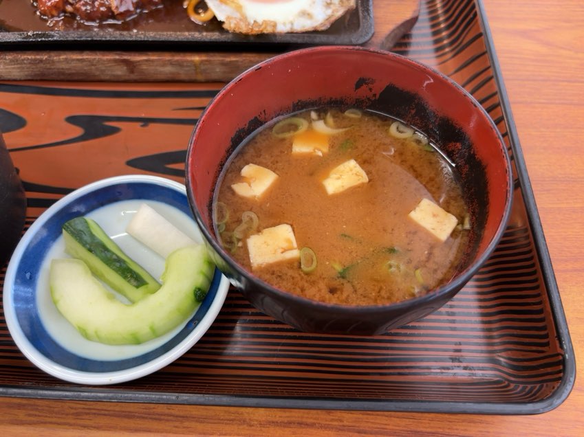 シバタ屋食堂（豊田市）　味噌汁と漬物