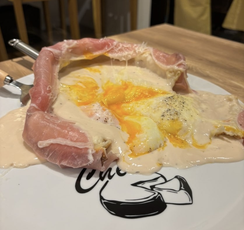 原価ビストロチーズプラス 刈谷店 温玉生ハムシカゴピザ