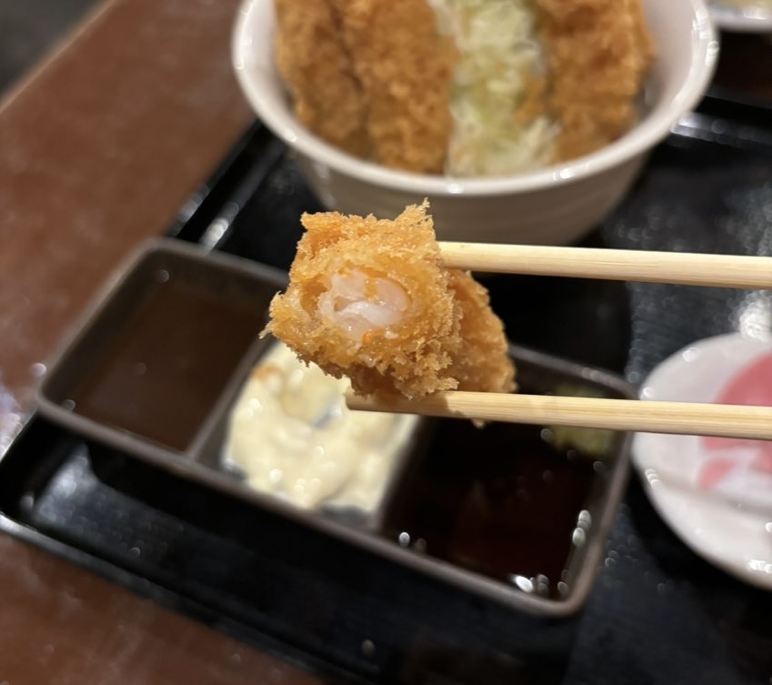 うおのぶ食堂(岡崎市) エビフライ一口