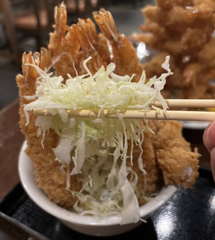 うおのぶ食堂(岡崎市) エビフライ丼のキャベツ