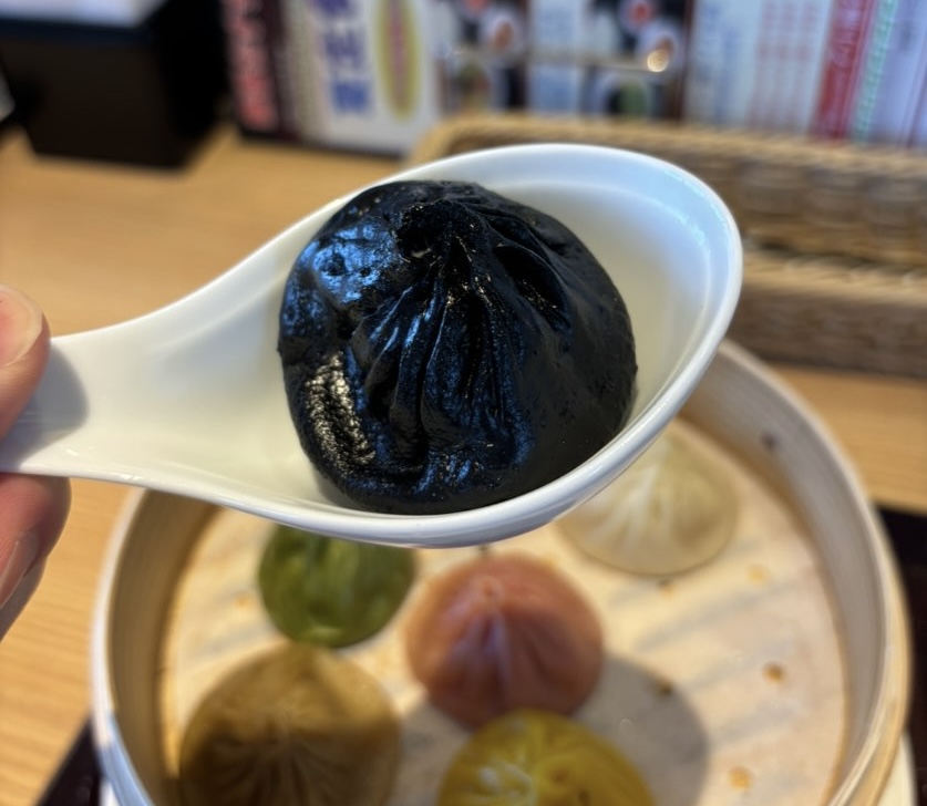 小籠包•北京ダック専門店 籠香（豊田市）　イカ墨小籠包