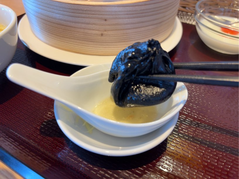 小籠包•北京ダック専門店 籠香（豊田市）　イカ墨小籠包の汁