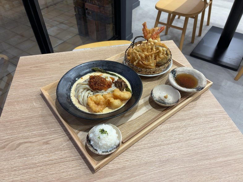 イチトサンブンノイチ豊田店　天盛り海老カルボナーラうどん