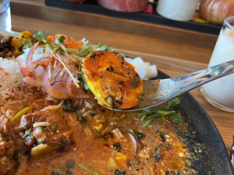 スパイスカレートモス（豊田市）　カレーの煮卵