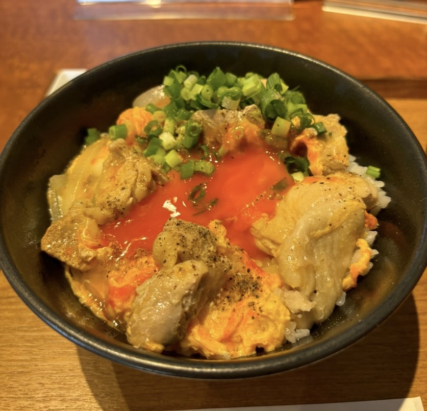 銀鯱食堂（ギンシャチショクドウ）　塩親子丼の卵黄割り