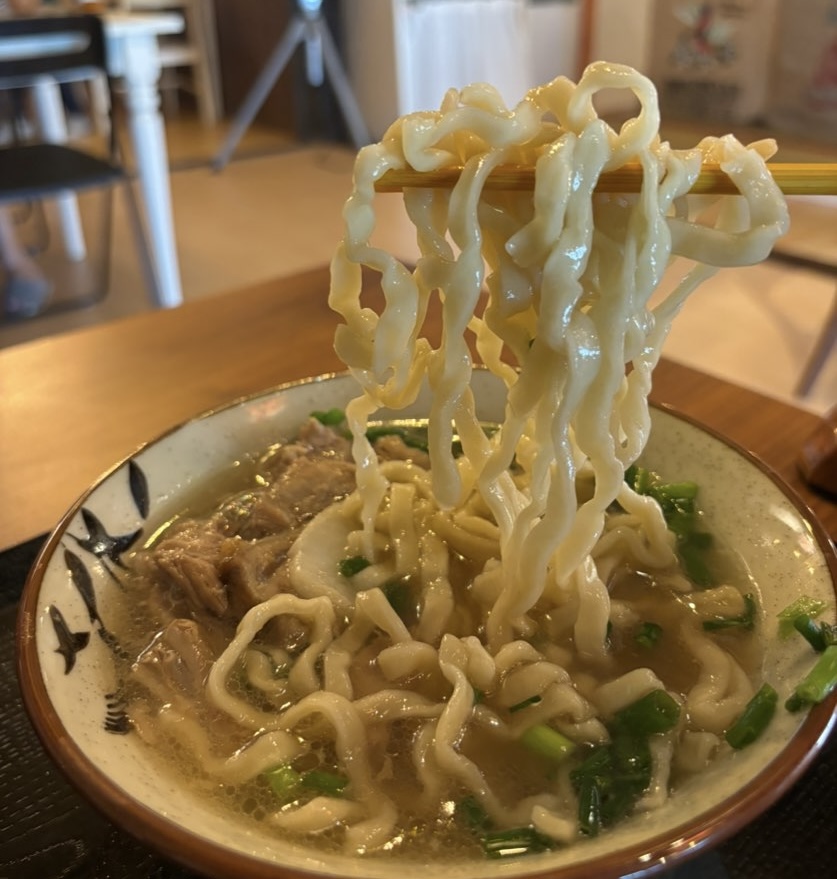 オキナワン ライダーズカフェDOSHI（豊田市）　軟骨ソーキそばの麺