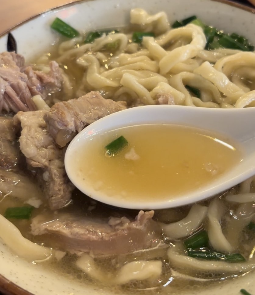 オキナワン ライダーズカフェDOSHI（豊田市）　軟骨ソーキそばのスープ