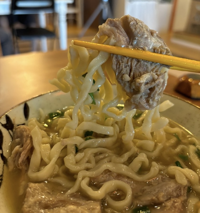 オキナワン ライダーズカフェDOSHI（豊田市）　軟骨ソーキそば一口