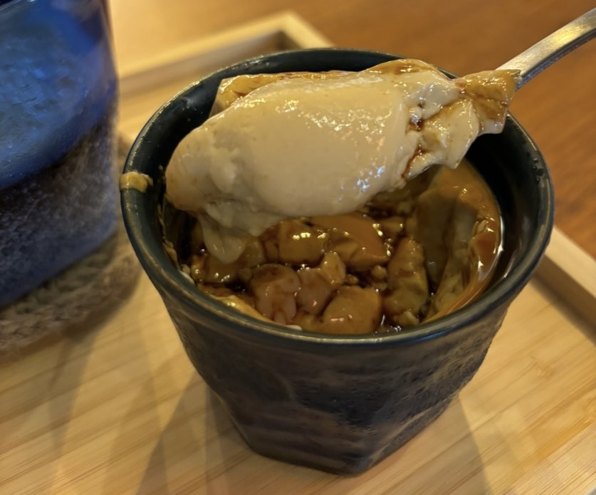 オキナワン ライダーズカフェDOSHI（豊田市）　黒糖プリン一口