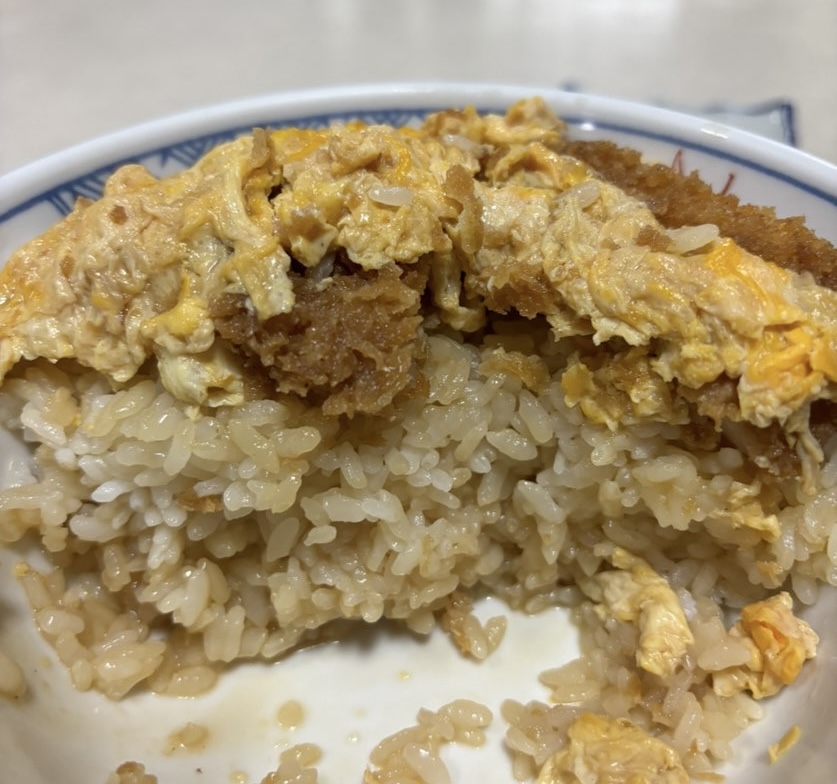 磯屋食堂(豊田市) かつ丼の断面