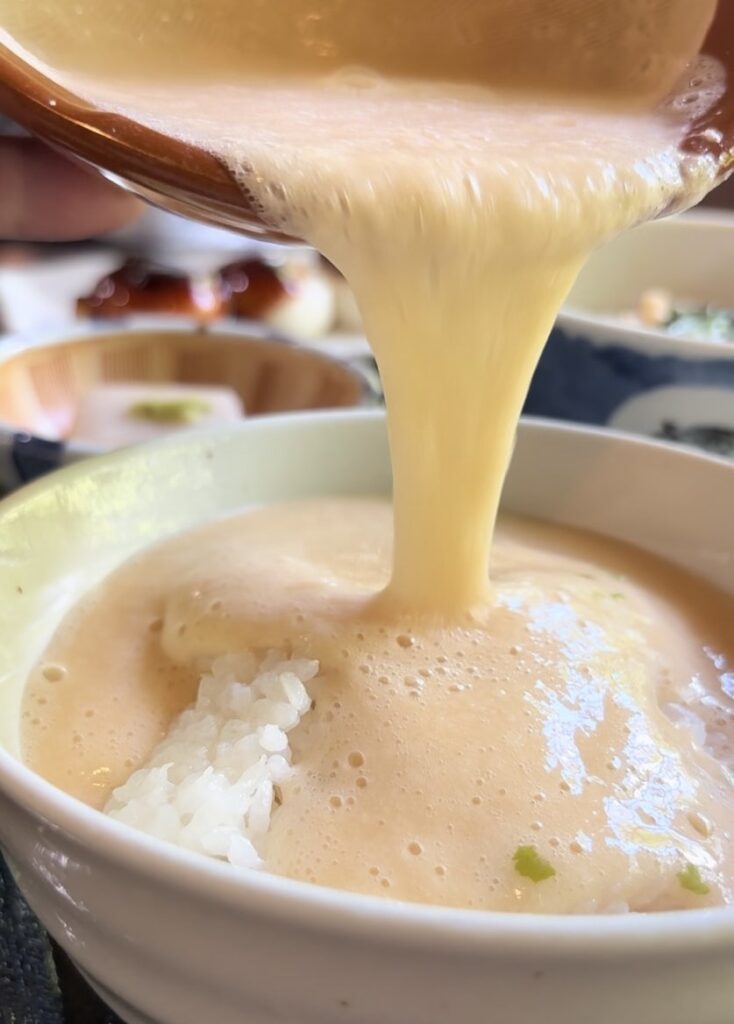 天下茶屋（豊田市）　とろろを麦飯にかける