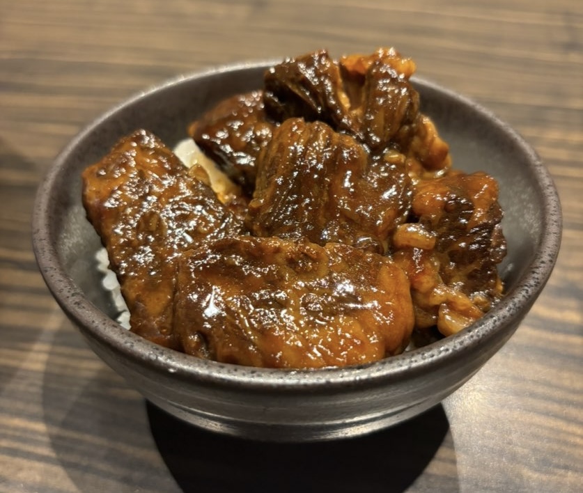 なにがしはなれ 豊田市駅前店　黒毛和牛の角煮丼