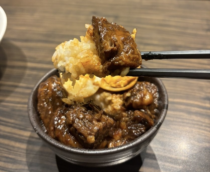 なにがしはなれ 豊田市駅前店　黒毛和牛の角煮丼一口
