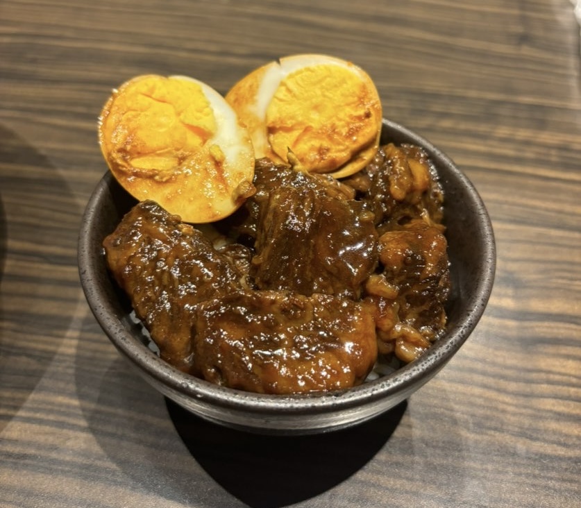 なにがしはなれ 豊田市駅前店　黒毛和牛の角煮丼