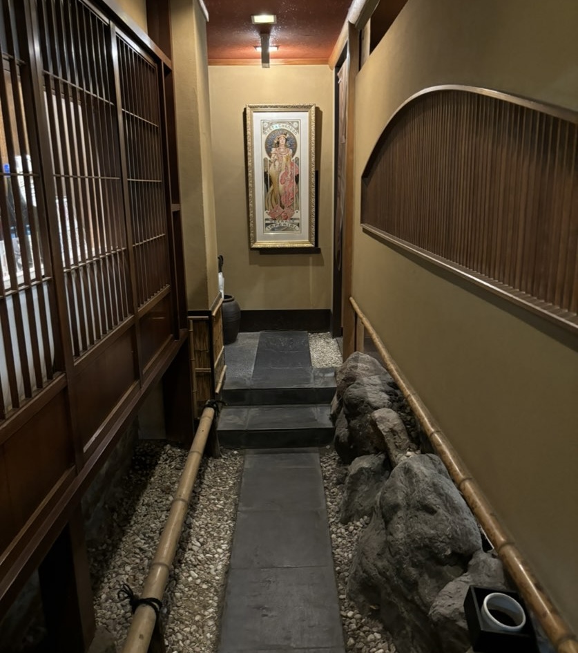 花筐(はながたみ)豊田市 店内の入口