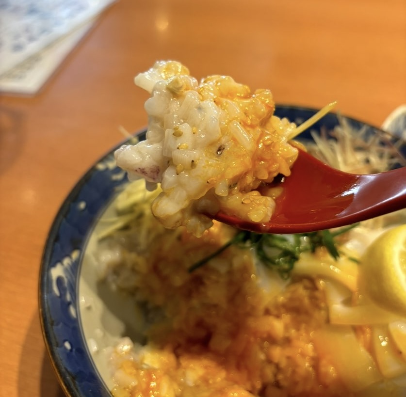 まるさ水産 愛知三好店　究極のイカ丼のイカ刺し一口