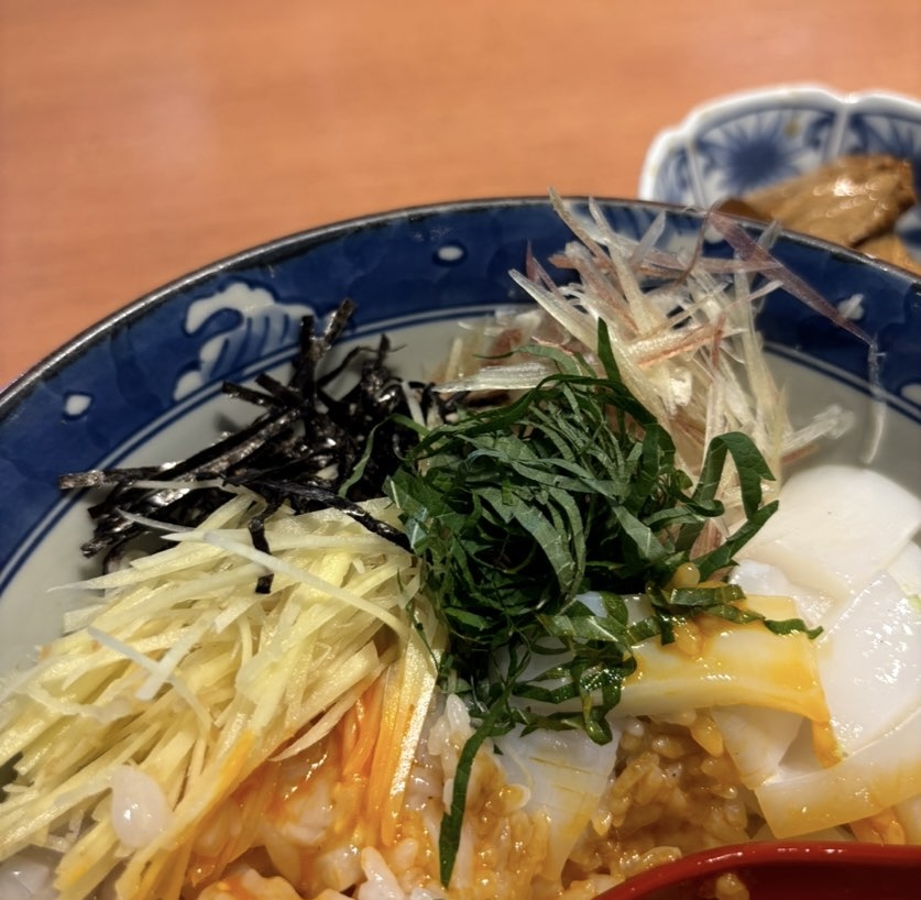 まるさ水産 愛知三好店　究極のイカ丼の薬味