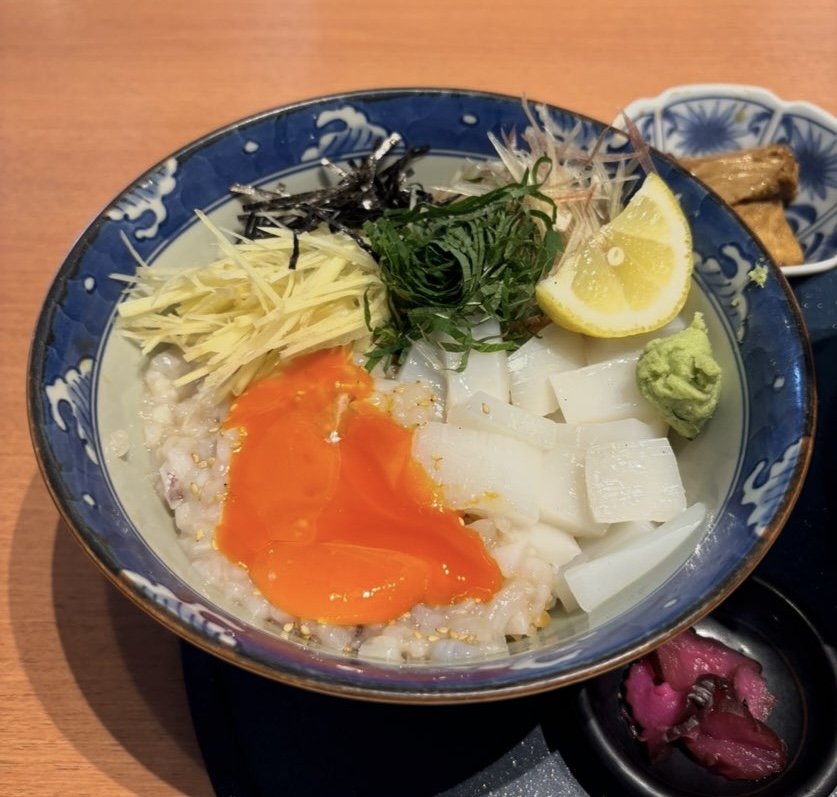 まるさ水産 愛知三好店　イカ丼の卵黄割り