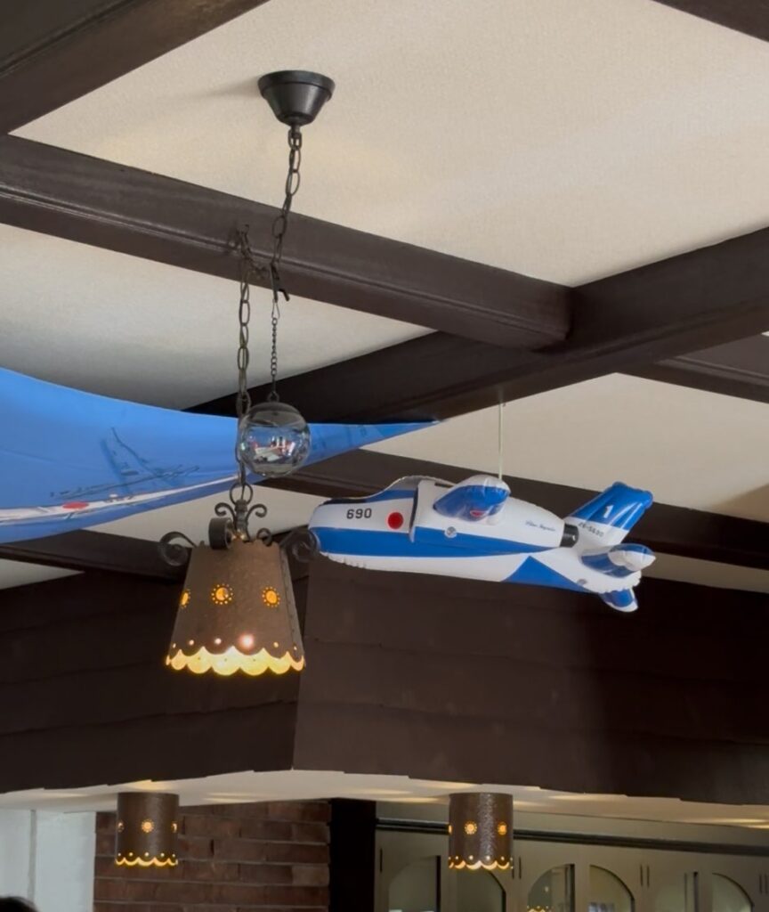 CAFE Blue（豊田市）　天井にあるブルーインパルス