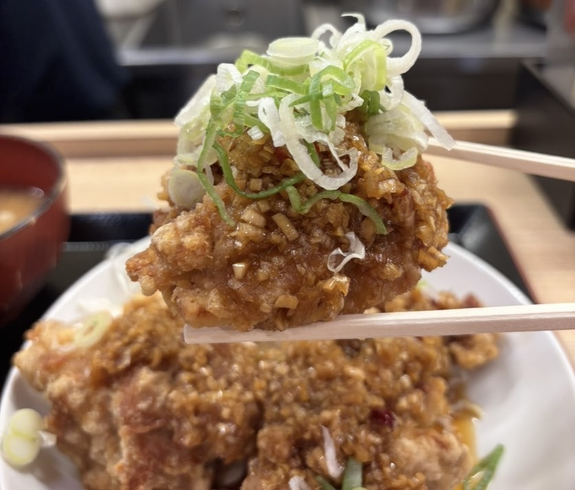 中毒飯チョモランマ（豊田市）　ねぎだれ油淋鶏唐揚げ一口
