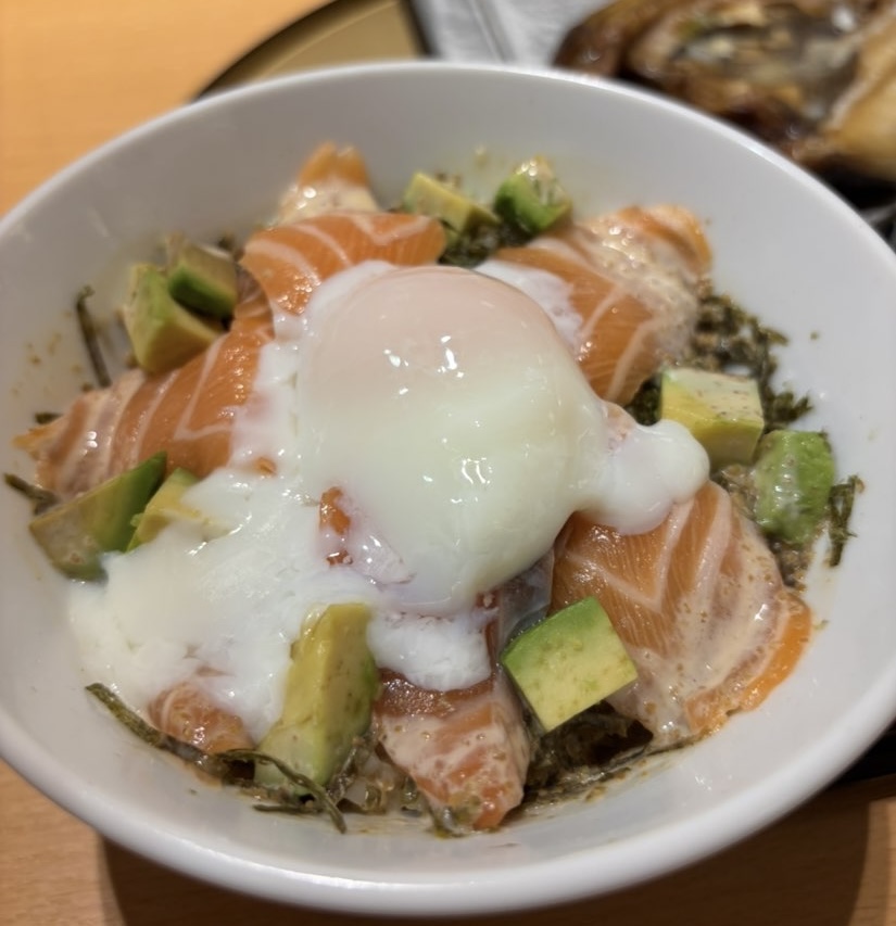 ひものと和めし処 をかし（豊田市）　サーモンアボカド丼