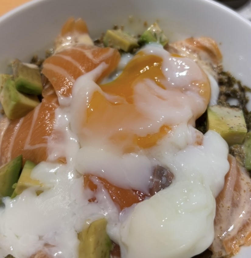 ひものと和めし処 をかし（豊田市）　サーモンアボカド丼の温玉