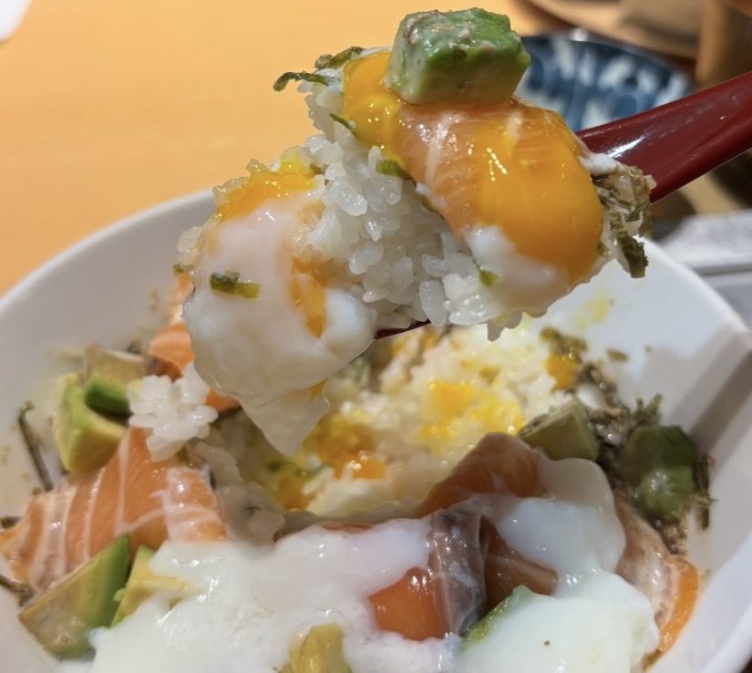 ひものと和めし処 をかし（豊田市）　サーモンアボカド丼一口