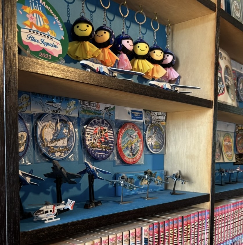 CAFE Blue（豊田市）　本棚のブルーインパルス