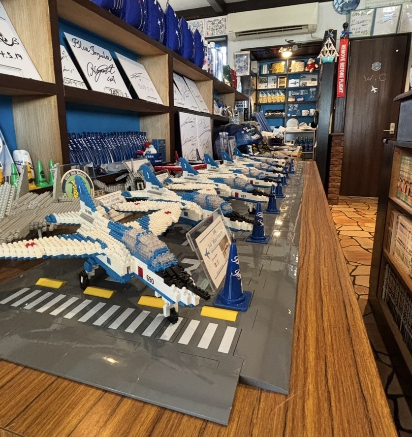 CAFE Blue（豊田市）　ブロックのブルーインパルス