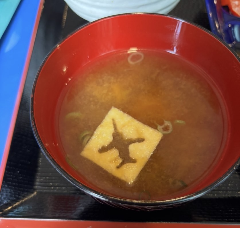 CAFE Blue（豊田市）　味噌汁の中にあるブルーインパルス