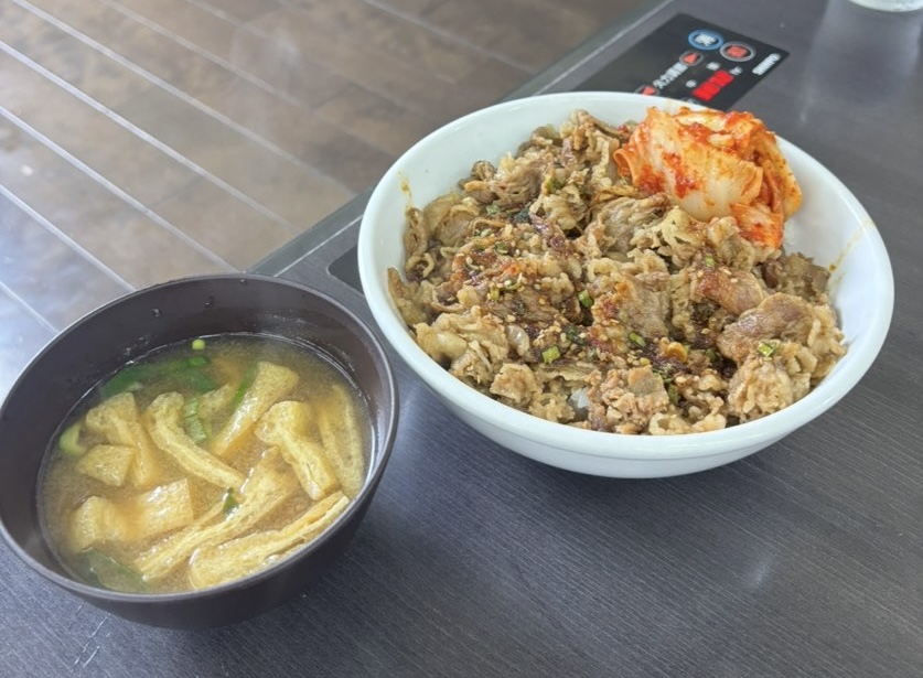 白頭山 細谷店　カルビ丼中と味噌汁